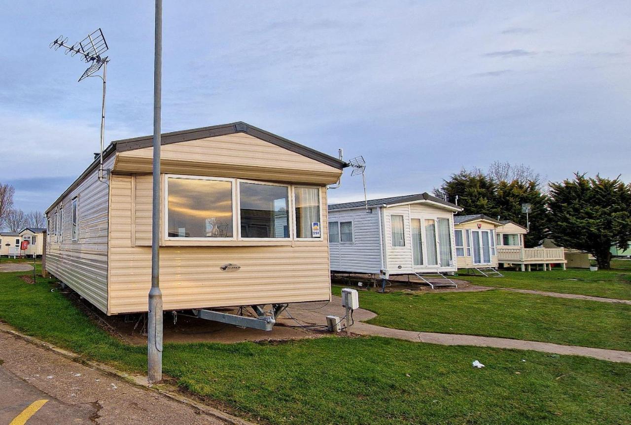 8 Berth Caravan With Wifi At Seawick Holiday Park Ref 27025R Clacton-on-Sea Exterior photo