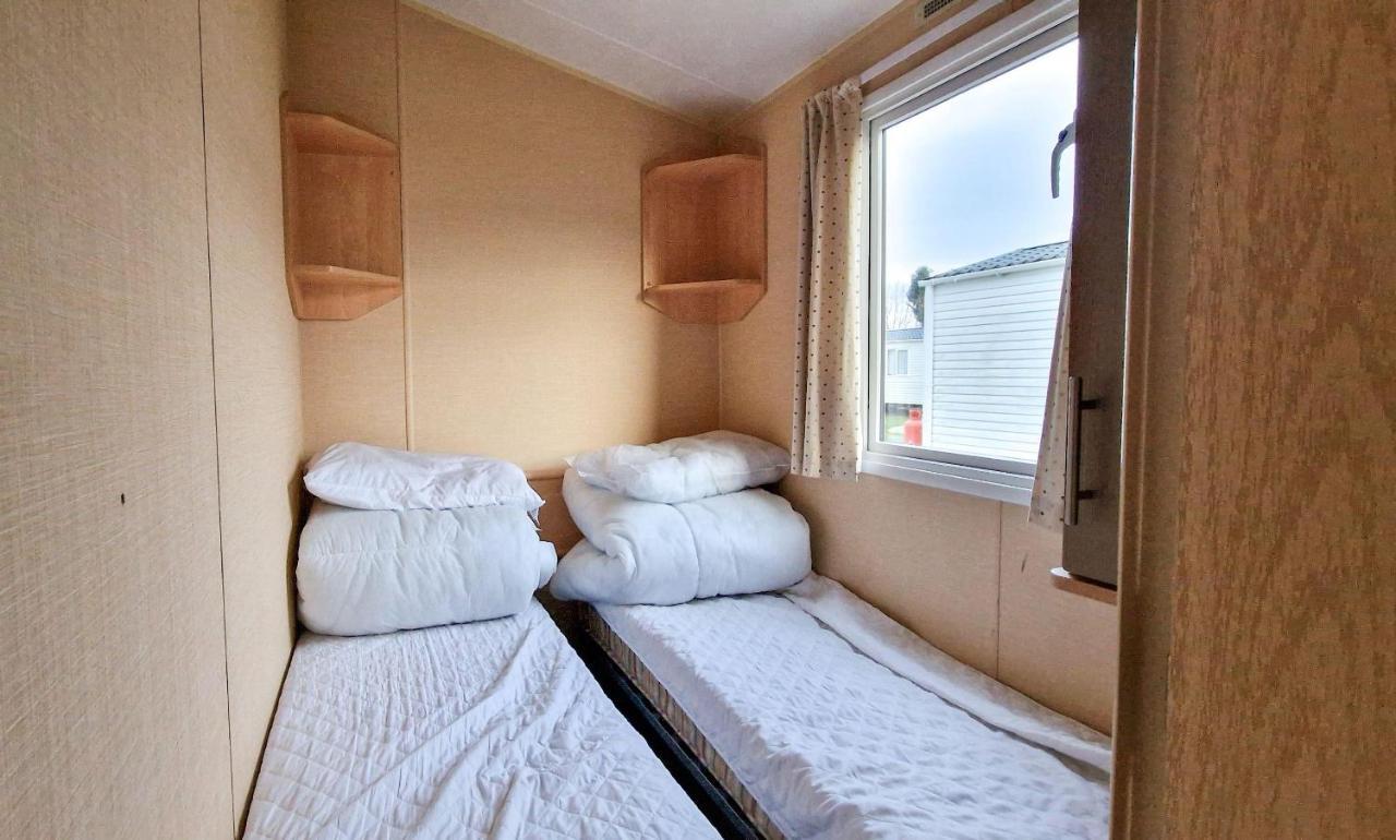 8 Berth Caravan With Wifi At Seawick Holiday Park Ref 27025R Clacton-on-Sea Exterior photo